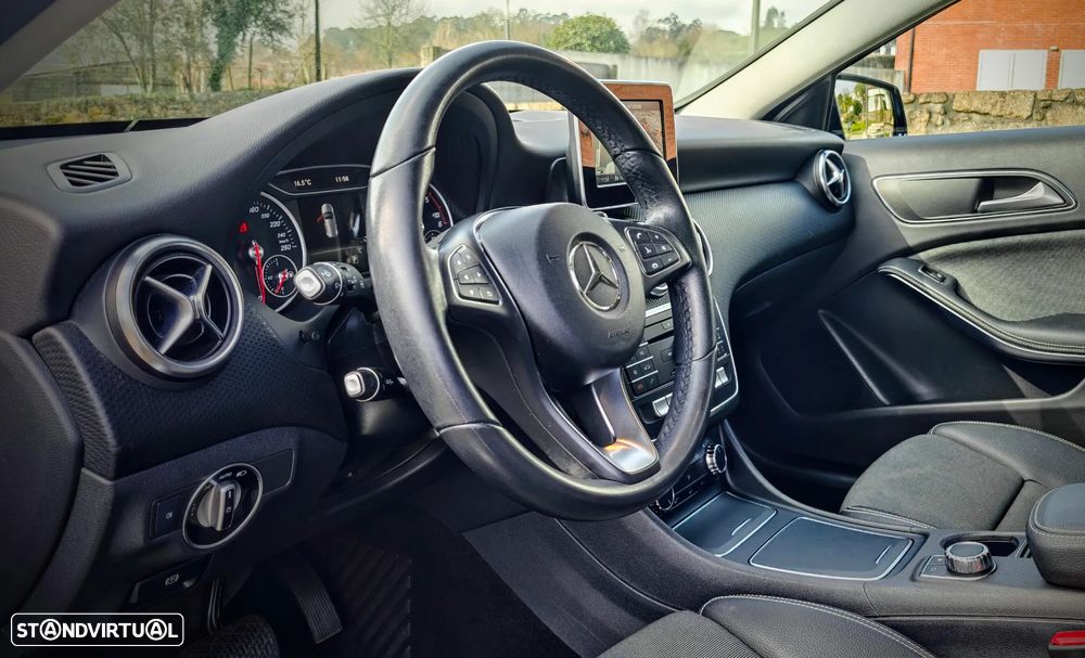 Mercedes-Benz A 180 d 7G-DCT AMG Line - 16