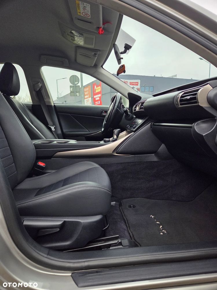 Lexus IS 300h Elite - 24