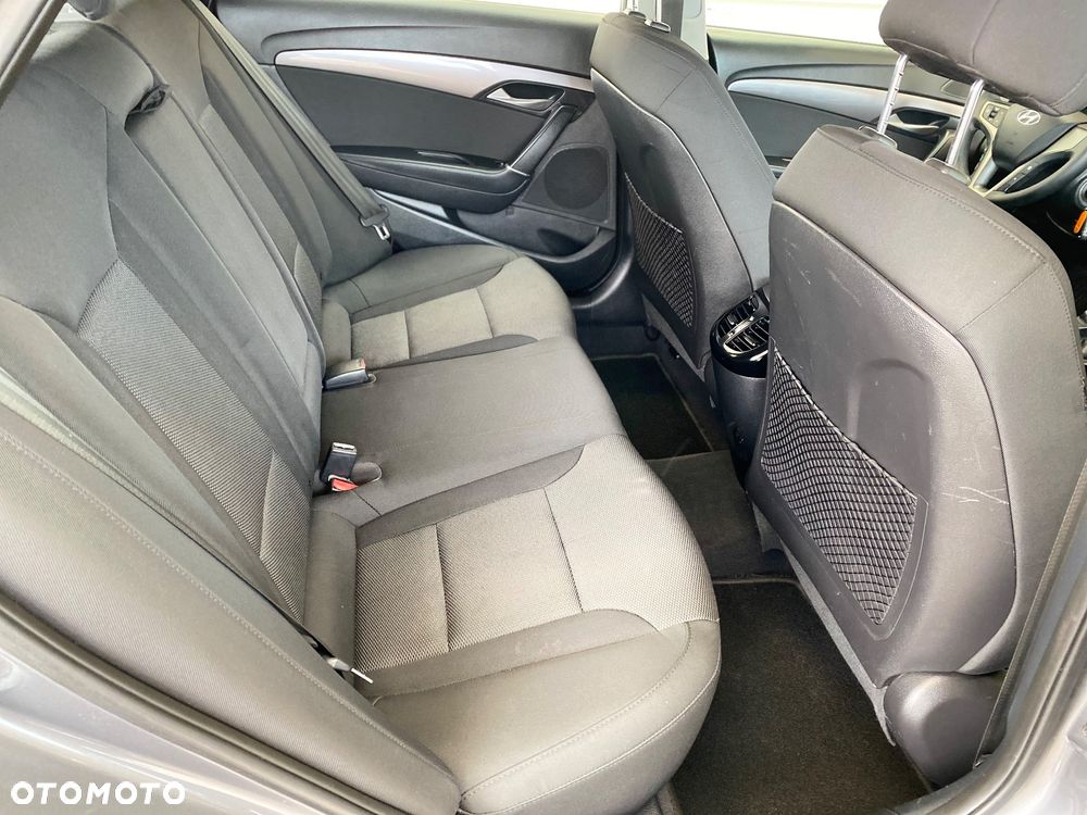 Hyundai i40 Kombi blue 1.6 Trend - 15