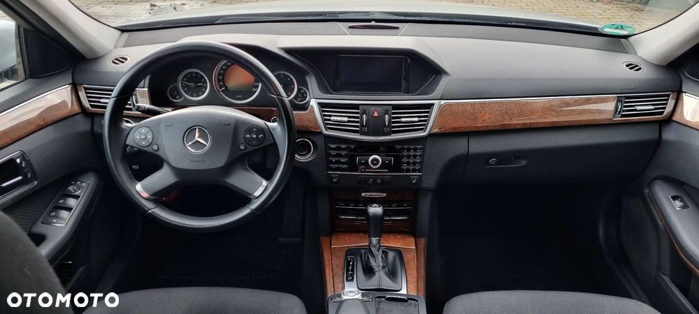 Mercedes-Benz Klasa E 220 T CDI DPF BlueEFFICIENCY Automatik Elegance - 2