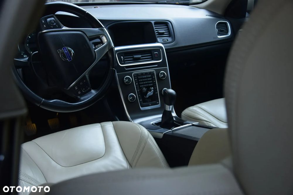 Volvo V60 D2 Summum - 17