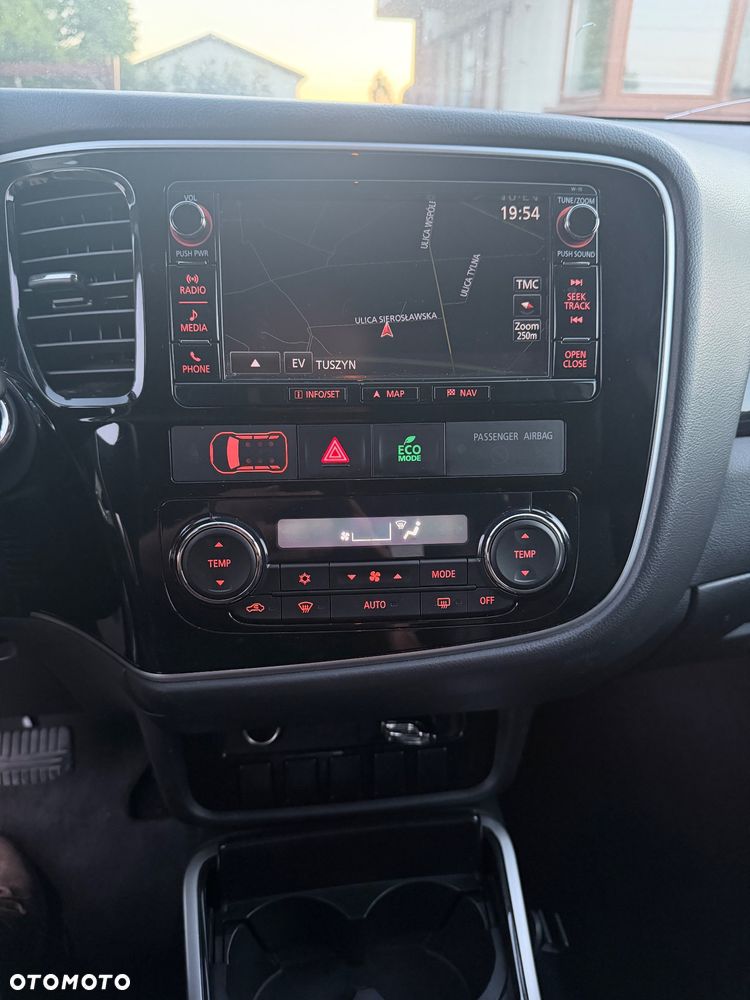 Mitsubishi Outlander Instyle NAVI + - 34