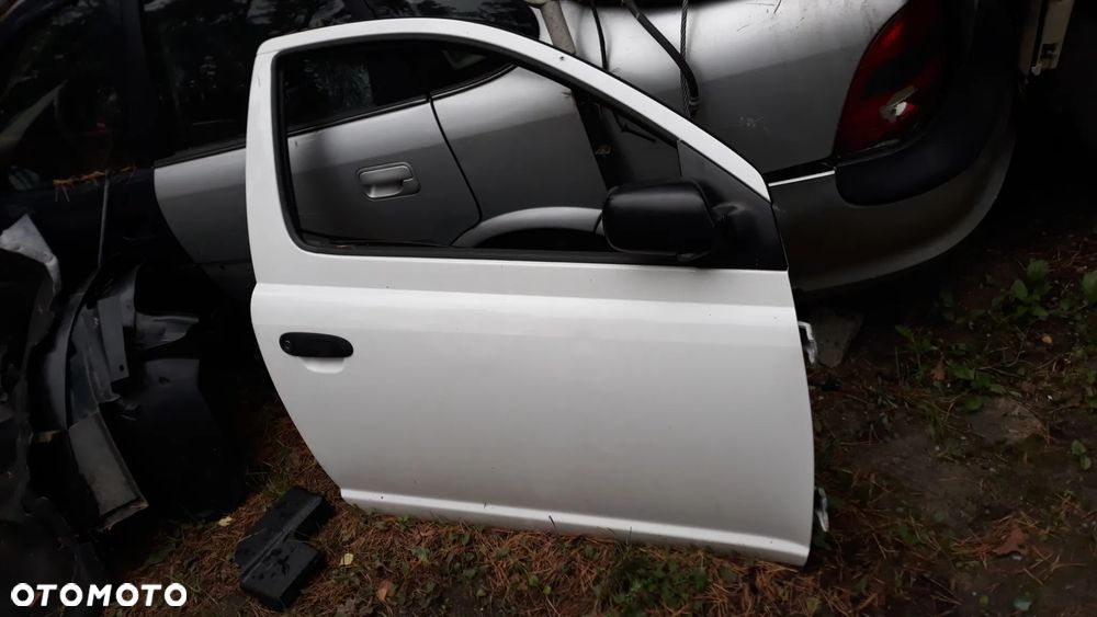 Toyota Yaris 1  3D Drzwi , klapa tył lakier 068 - 4