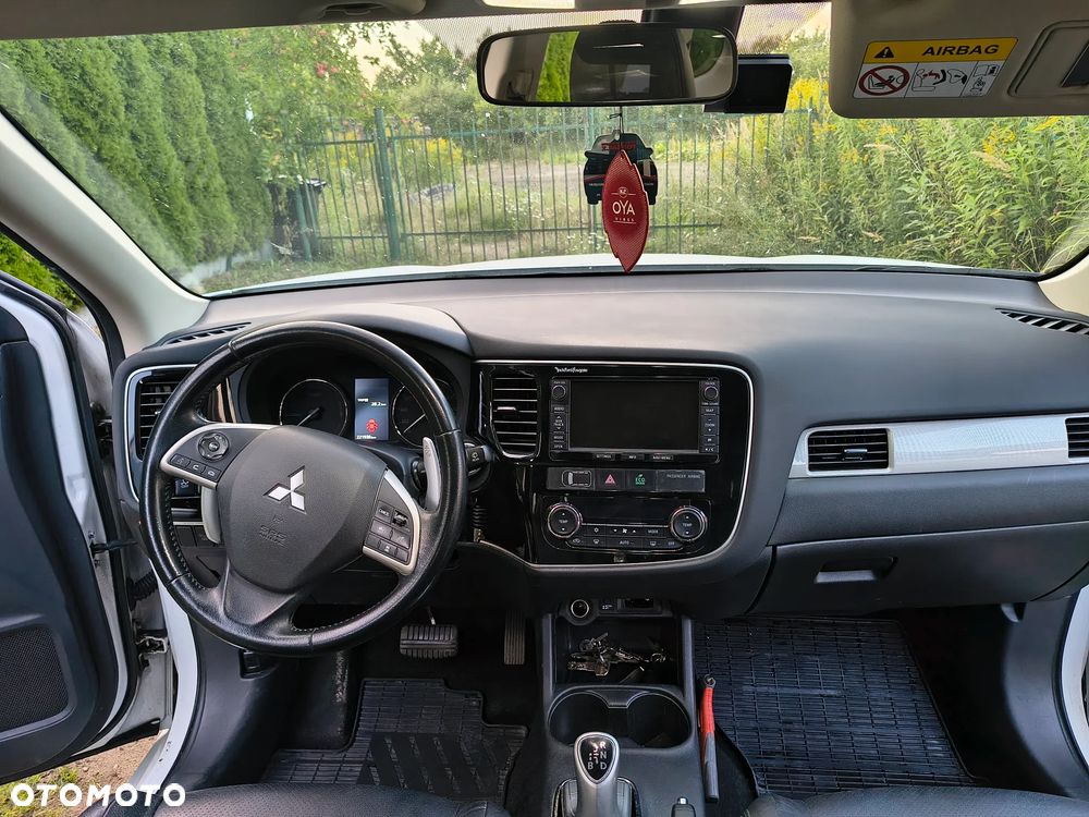 Mitsubishi Outlander Instyle NAVI + - 12