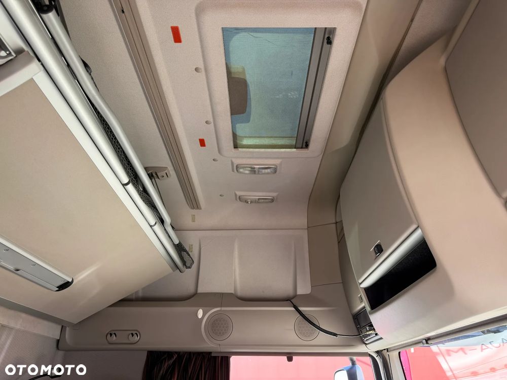 DAF XF 106 480 / MEGA LOW DECK / 709 TYS. KM PRZEBIEGU / NOWY TACHOGRAF / NAJWYŻSZA KABINA SUPER SPACE CAB / LODÓWKA / 2018 ROK !! - 38