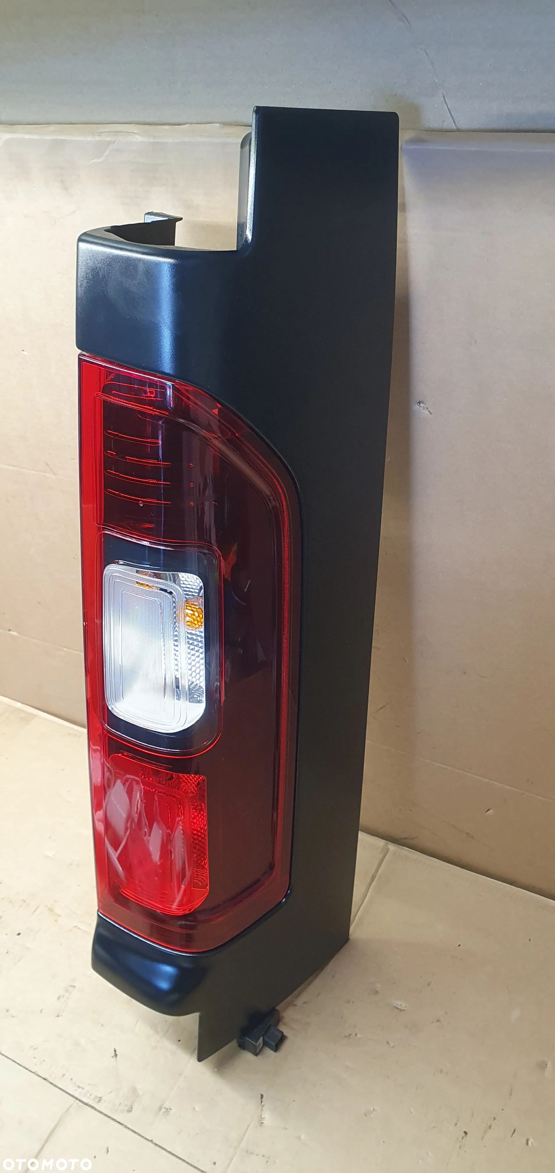 Lampa prawy tył tylna prawa Renault Trafic III Vivaro B - 2