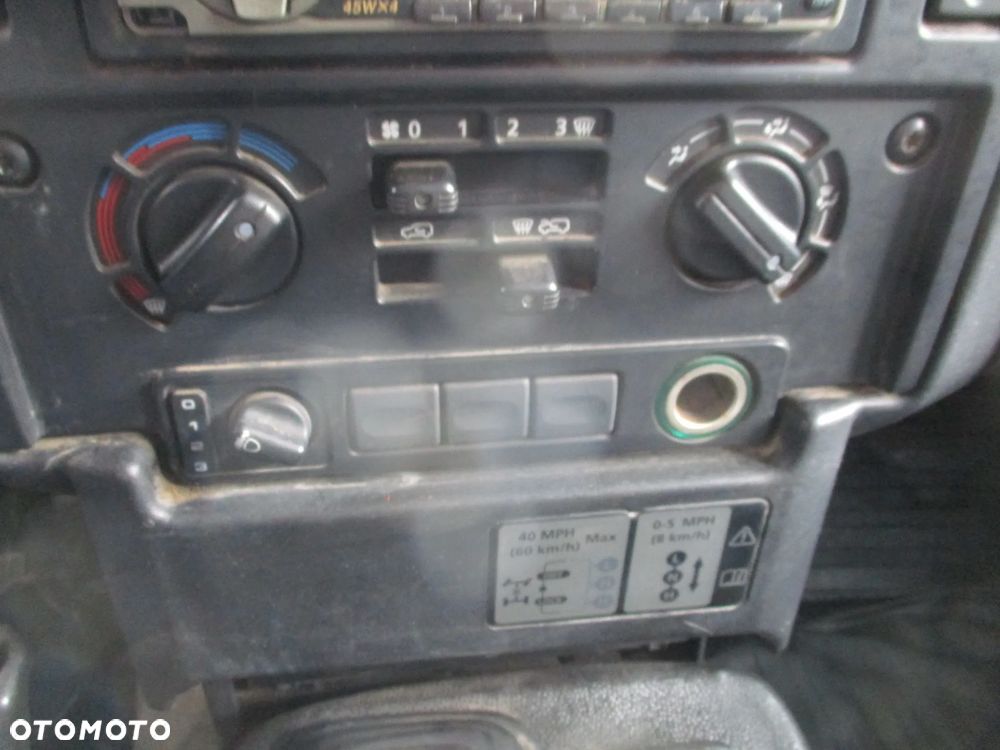 Land Rover Defender 2.4 TD4 E - 17