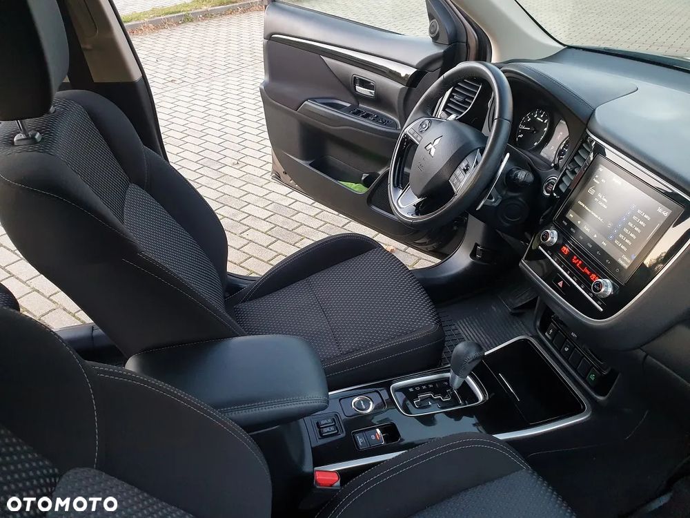 Mitsubishi Outlander 2.0 Instyle Navi 4WD CVT - 36