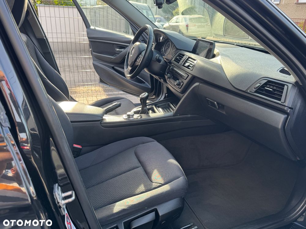 BMW Seria 3 318d xDrive - 12
