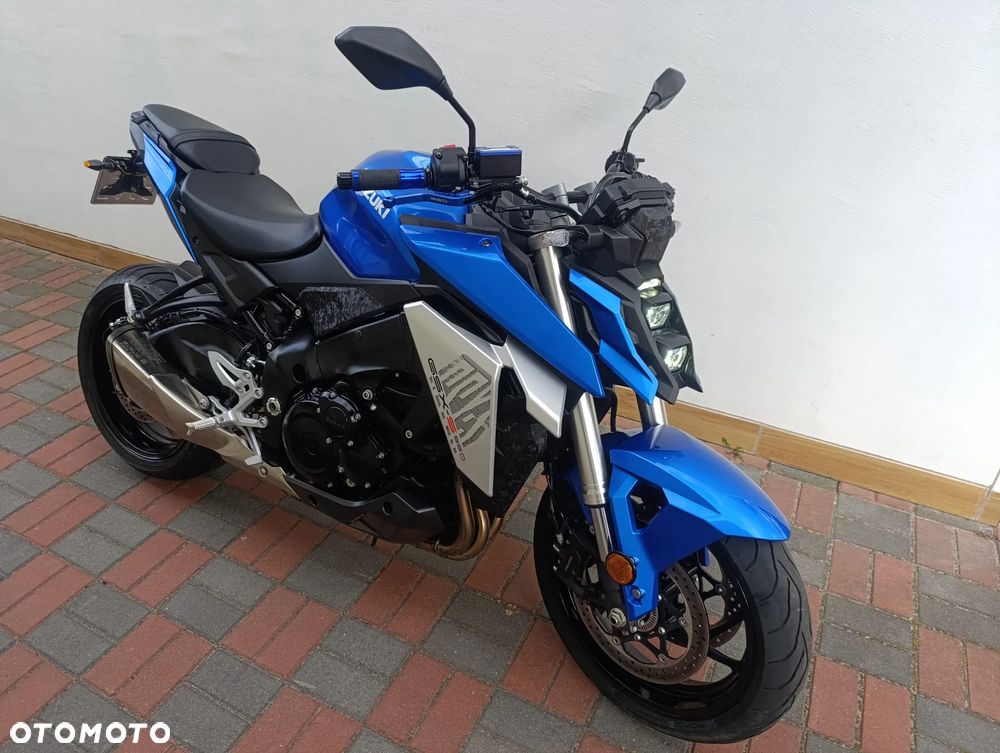 Suzuki GSX - 12