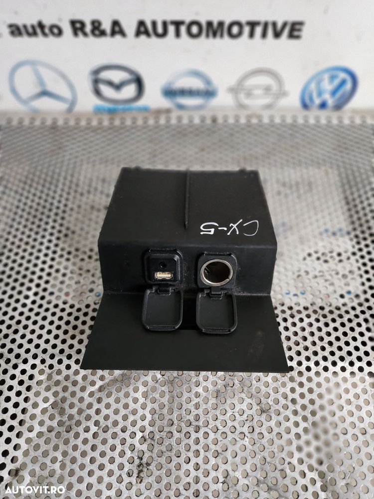 Bricheta Priza Auxiliar USB Mazda CX5 An 2013-2014-2015-2016-2017 Dezmembrez Mazda CX5 2.2 Diesel S - 1