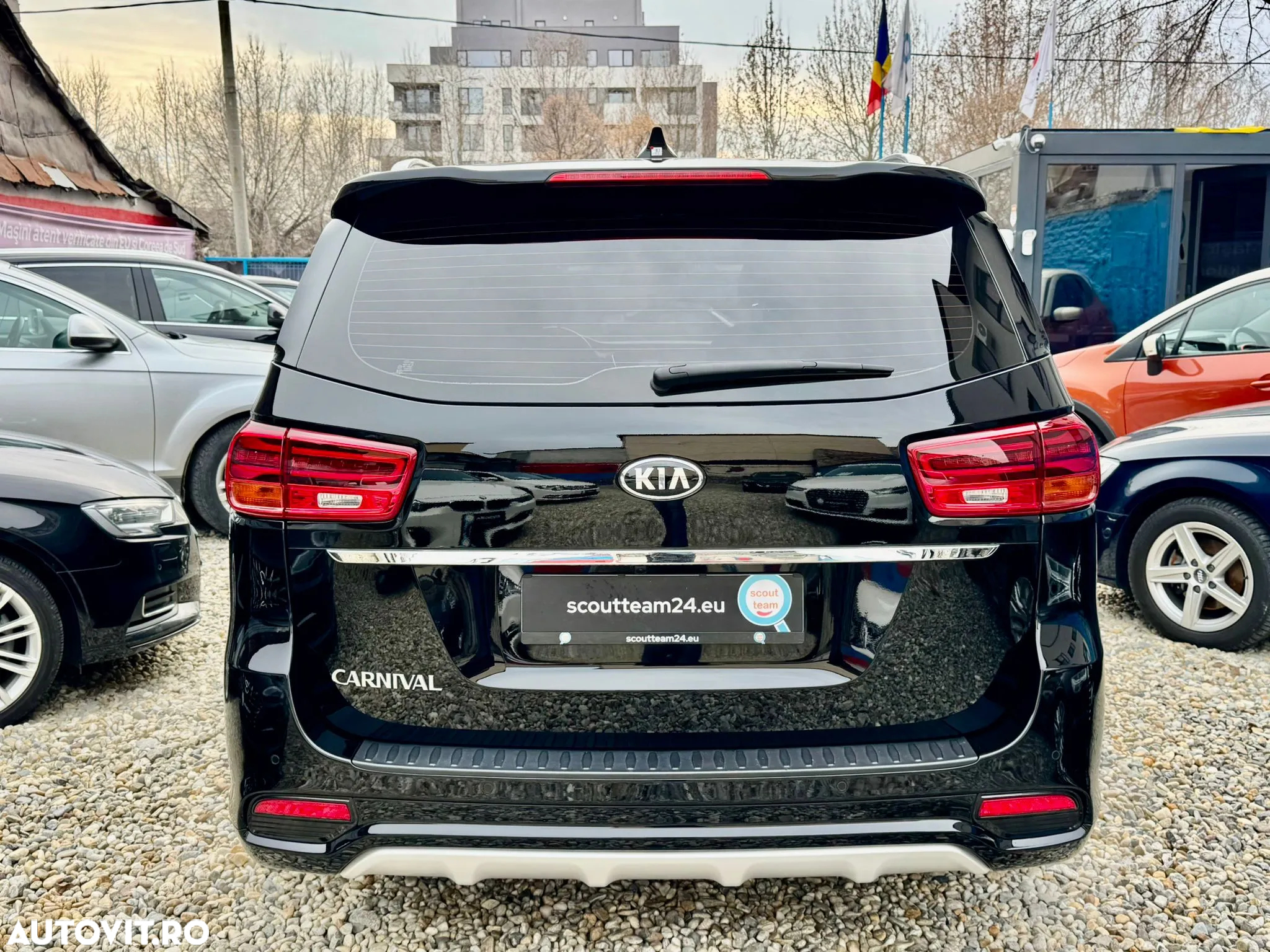 Kia Carnival - 18