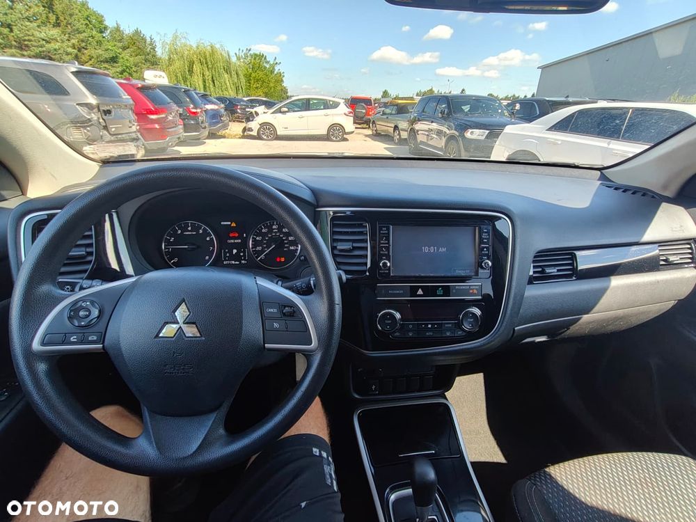 Mitsubishi Outlander - 10
