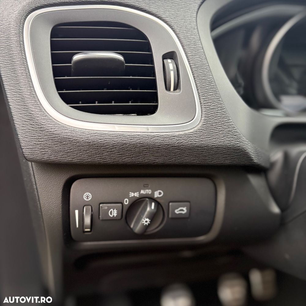 Volvo V40 D2 R Design - 17