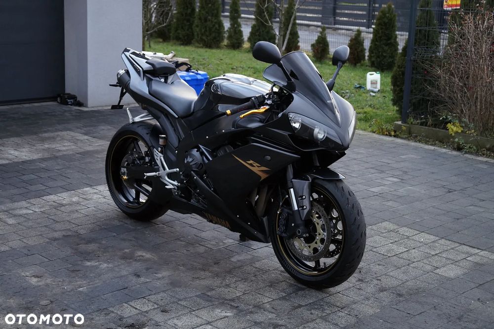 Yamaha R1 - 6