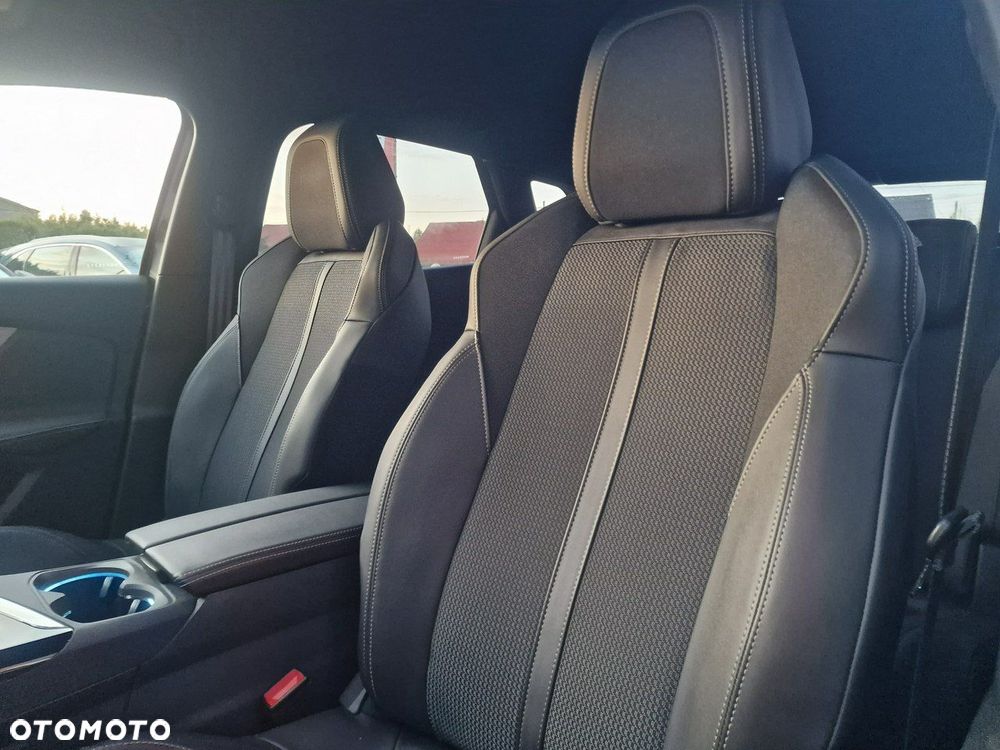 Peugeot 3008 1.6 PureTech HYbrid GT Line S&S EAT8 - 18