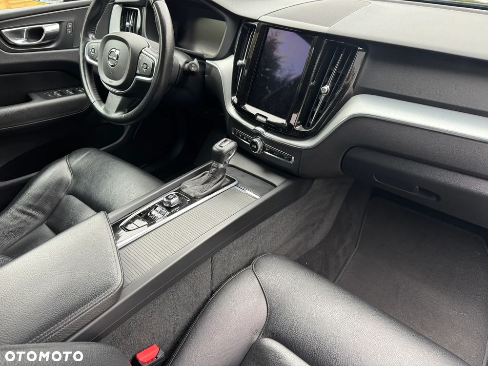 Volvo XC 60 D4 AWD Geartronic RDesign - 24