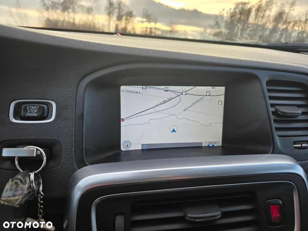 Volvo V60 D4 Geartronic Momentum - 16