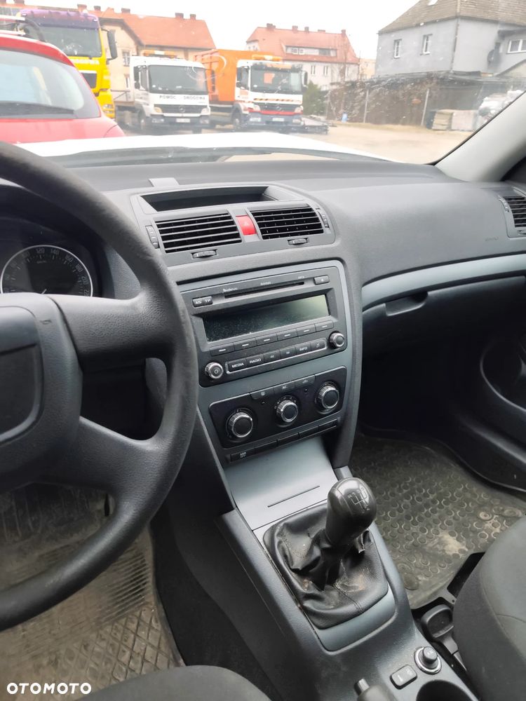 Skoda Octavia 2 II lift 2012 1,6 P 2006 r. 2,0 D na części podsufitka drzwi szyby lusterko zamek lampa itp - 13