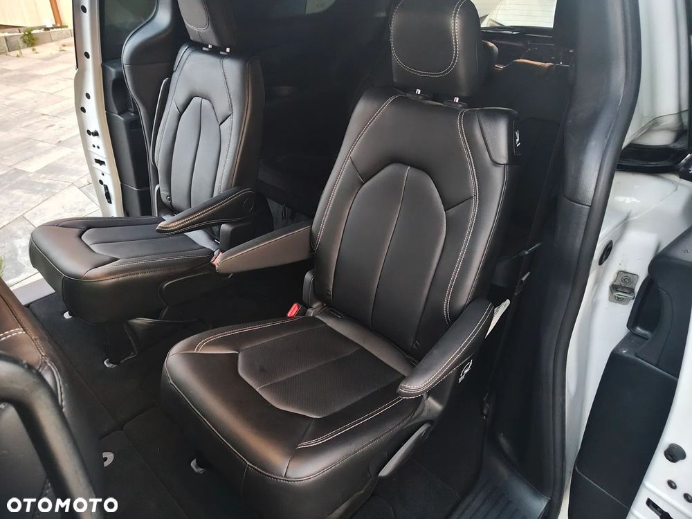 Chrysler Pacifica - 8