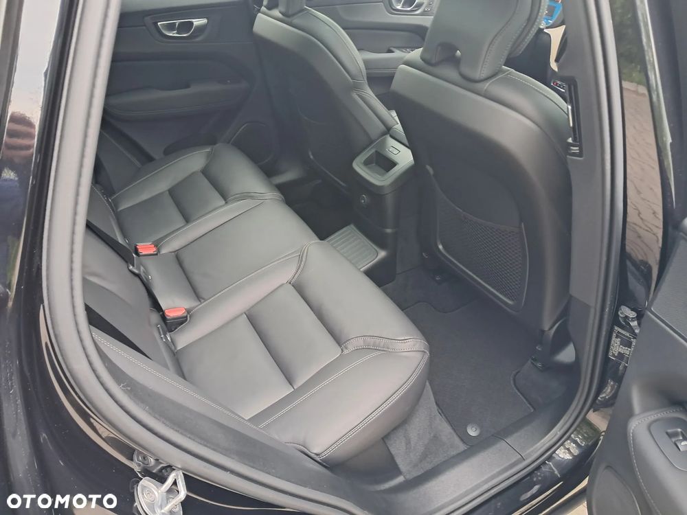 Volvo XC 60 T6 Plug-In Hybrid AWD Ultra Dark - 17