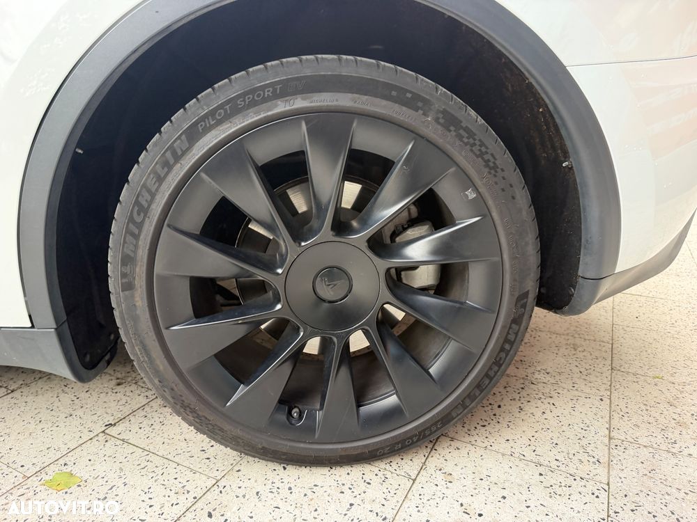 Tesla Model Y Long Range Dual Motor AWD - 14