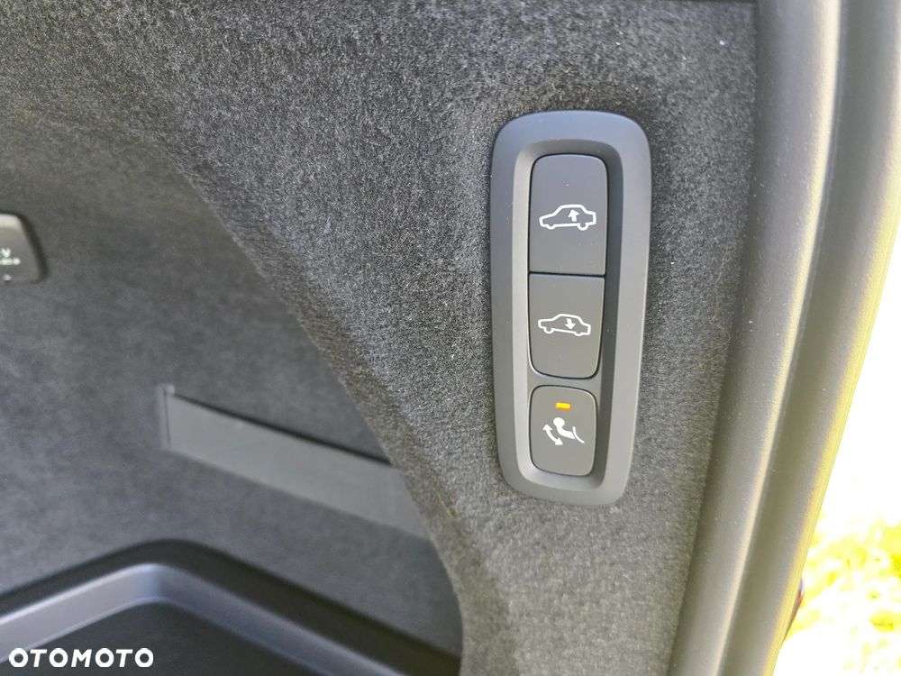 Volvo XC 90 T8 AWD Plug-In Hybrid Ultra Dark 7os - 24