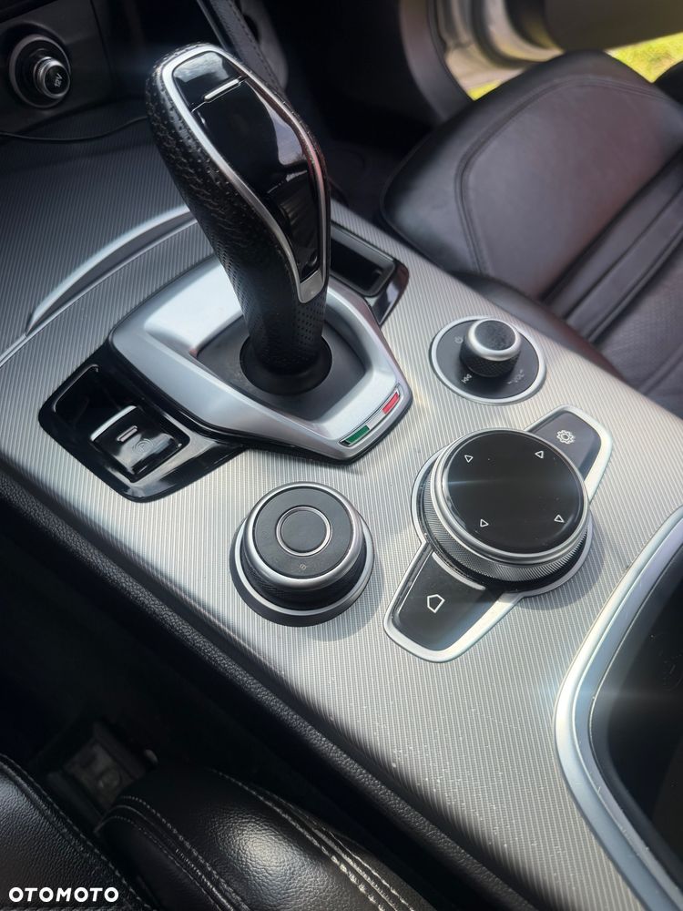 Alfa Romeo Stelvio 2.0 Turbo Veloce Q4 - 19