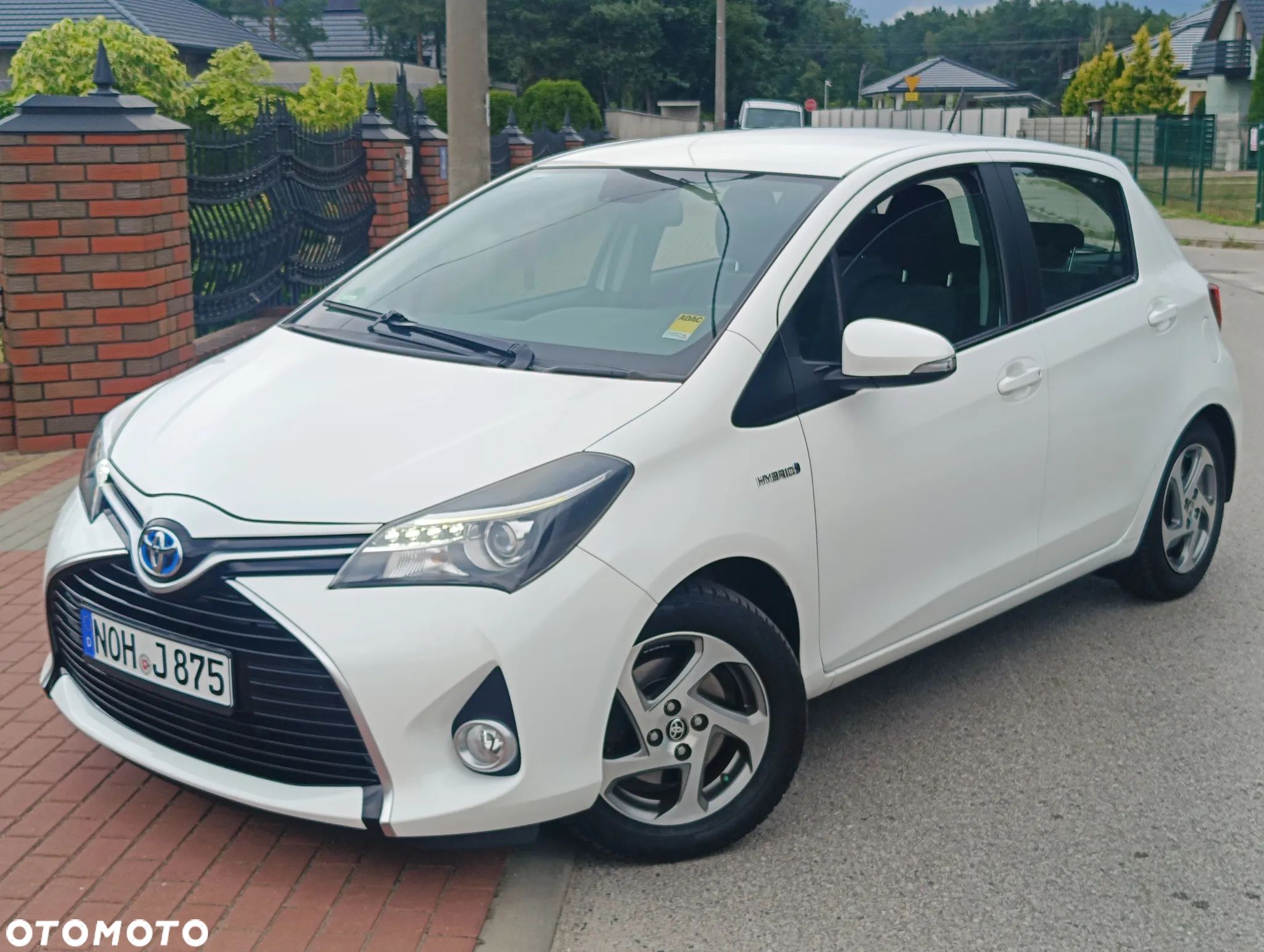 Toyota Yaris Hybrid 100 Premium - 1