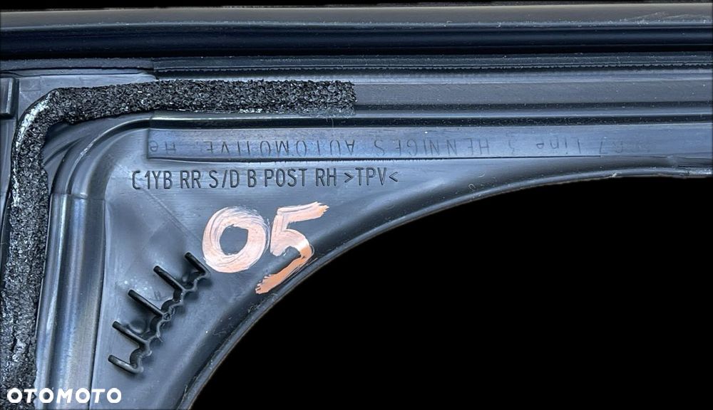 O5 BUICK ENCLAVE II 2017 - USZCZELKA SZYBY DRZWI TYŁ PRAWA CHROM 9394138 - 3