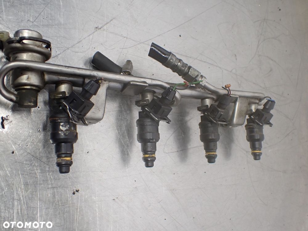 LISTWA WTRYSKOWA AUDI A4 1.8 - 2