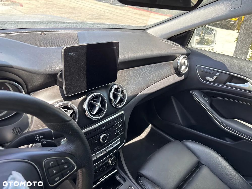 Mercedes-Benz GLA - 15