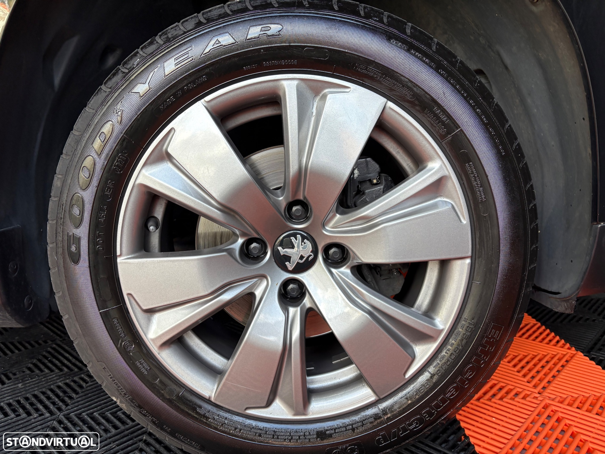 Peugeot 2008 1.5 BlueHDi Style - 21