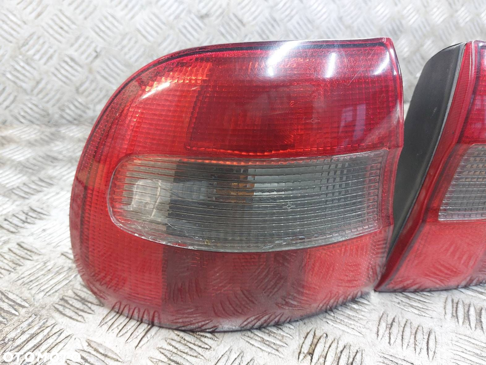 LAMPA LEWY TYŁ + PRAWY TYŁ VOLVO V40 I 30850296 - 2