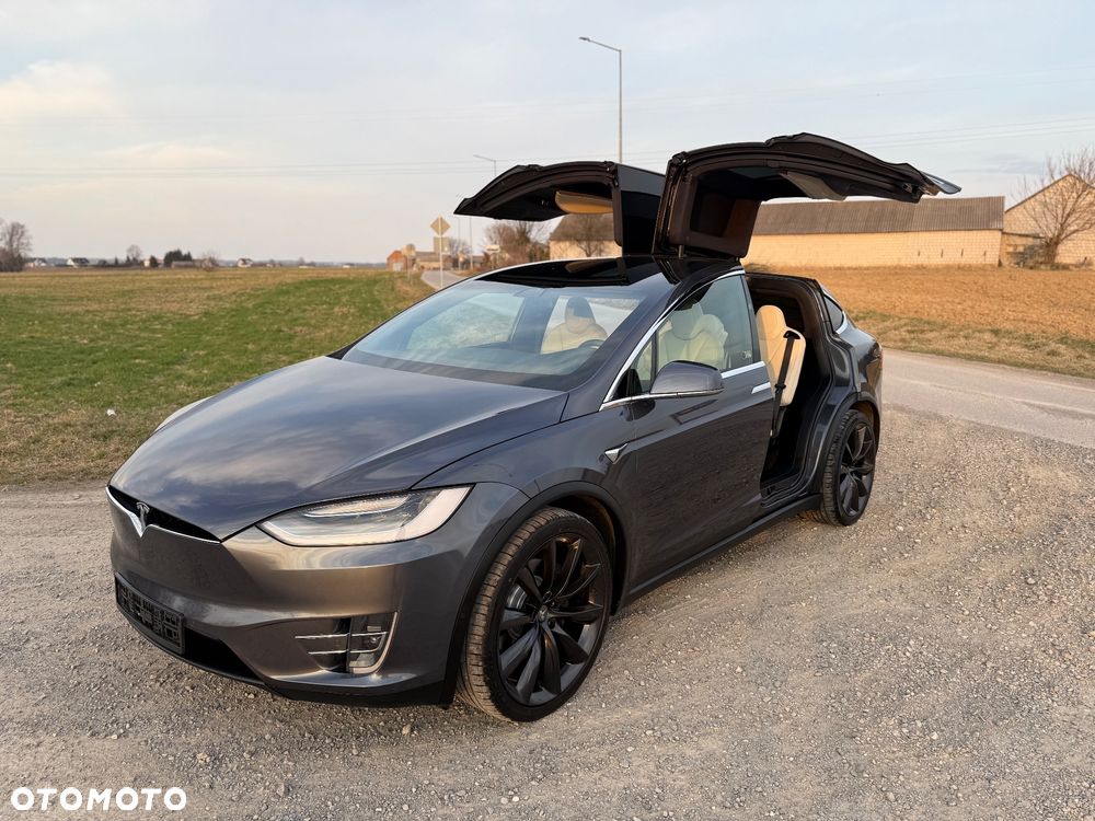 Tesla Model X - 24