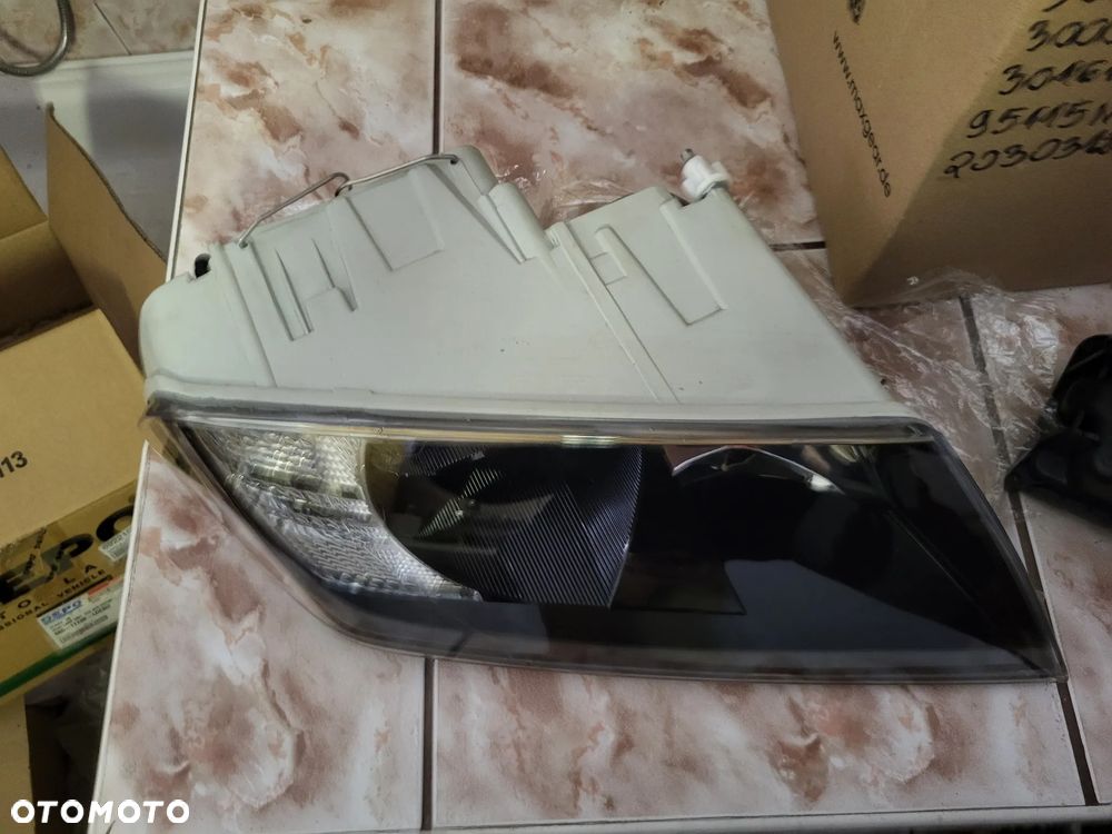 Reflektor Prawy  (H1/H7, elektryczny, z silnikiem, kolor wkładu: chromowany SKODA OCTAVIA II 02.04-06.13