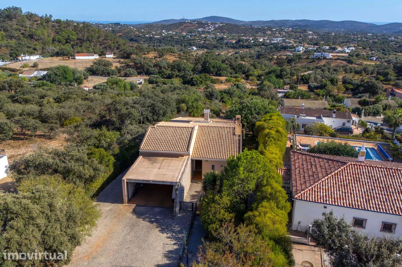 MORADIA T3+1 ISOLADA COM 3.780 M² DE TERRENO E GARAGEM | SÃO BRÁS DE A