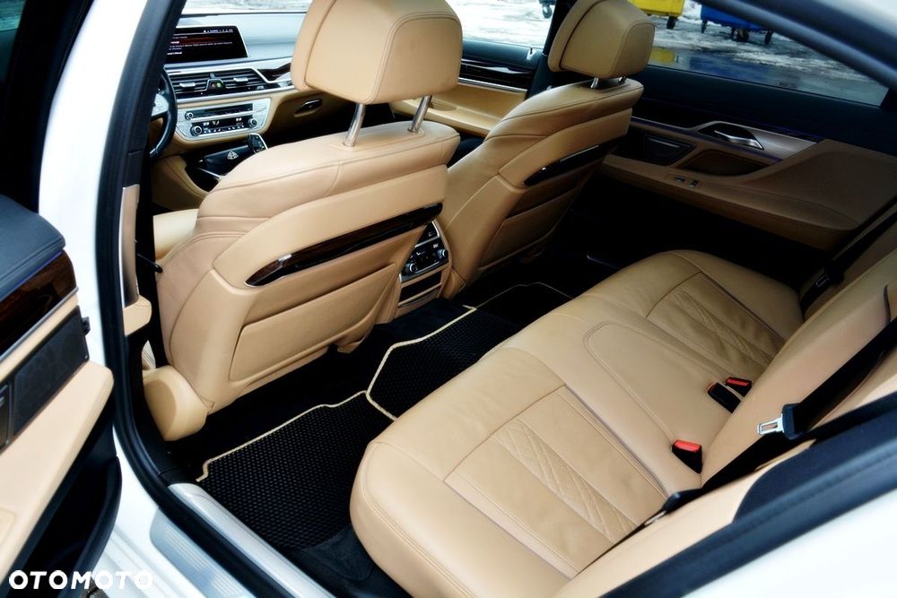 BMW Seria 7 750Li xDrive - 23