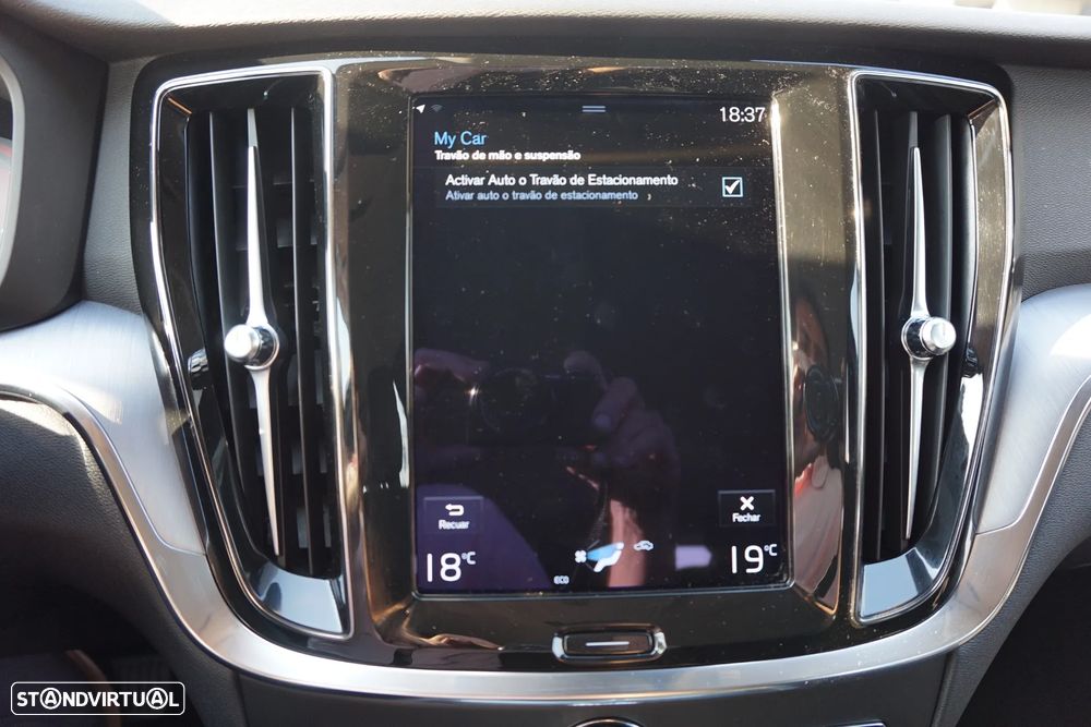 Volvo V60 2.0 B4 Momentum Core Geartronic - 52