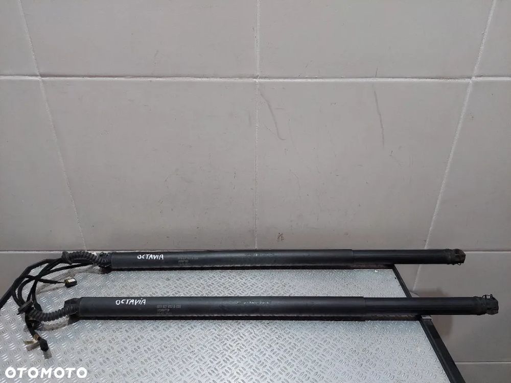 SIŁOWNIK KLAPY BAGAŻNIKA ELEKTRYCZNY LEWY, PRAWY SKODA OCTAVIA III R2014 NR 5E9827851B, 5E9827852B - 1