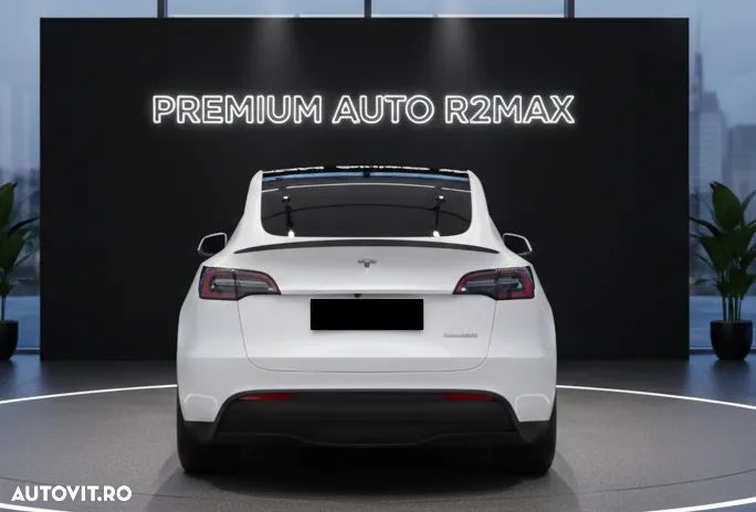 Tesla Model Y - 8