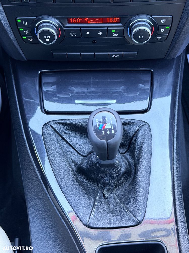 BMW Seria 3 320d DPF Touring Blue Performance Edition Sport - 24