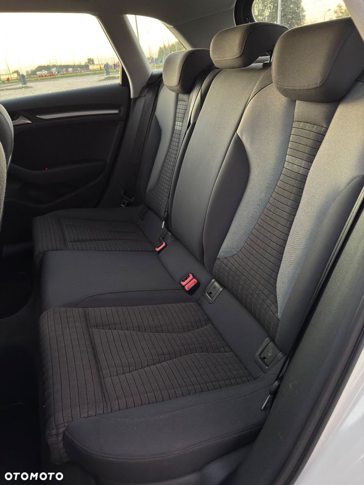 Audi A3 Sportback 1.6 TDI DPF S tronic Ambiente - 16
