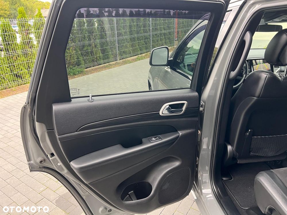 Jeep Grand Cherokee - 31