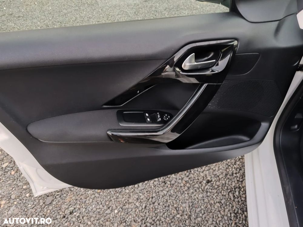 Peugeot 208 - 19