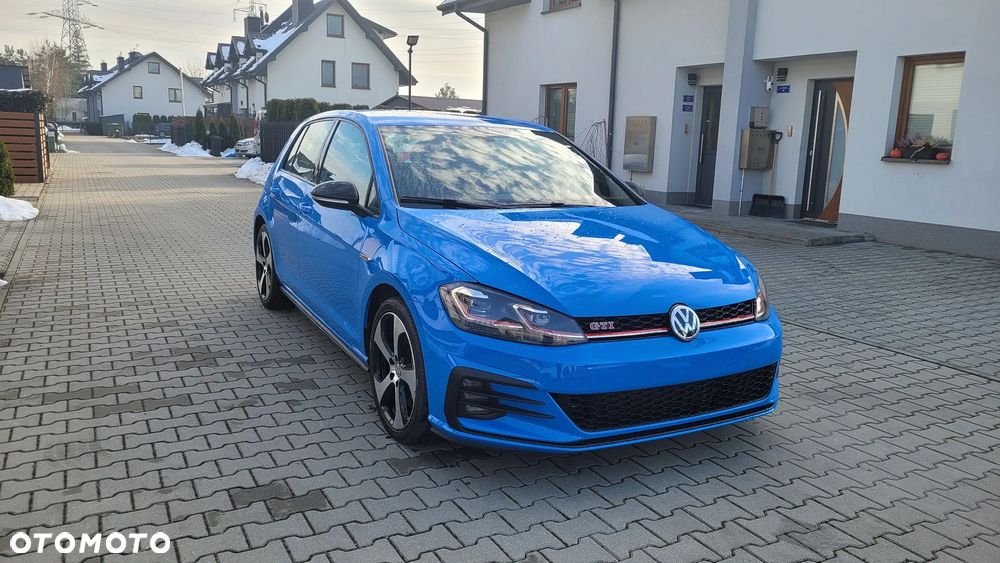 Volkswagen Golf - 1
