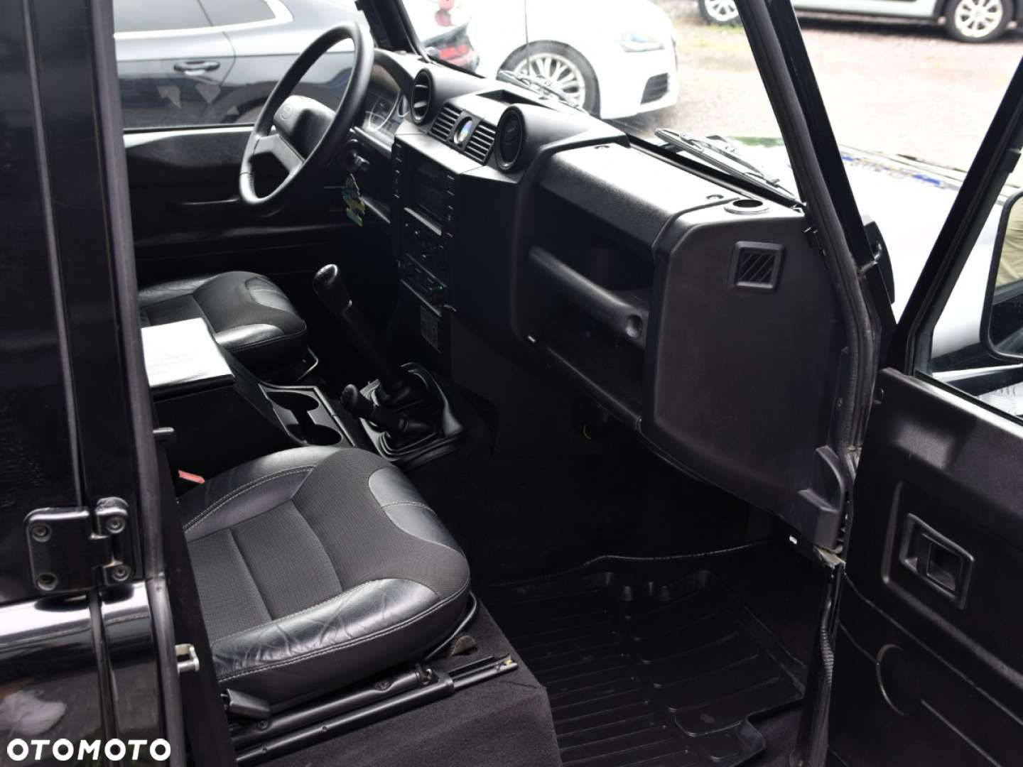 Land Rover Defender - 8
