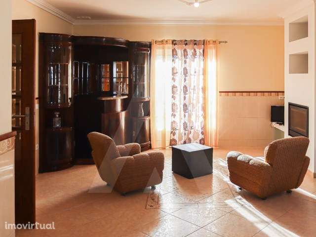 Andar de Moradia T2, parcialmente mobilado e semi equipado em Requeixo - Grande imagem: 2/25