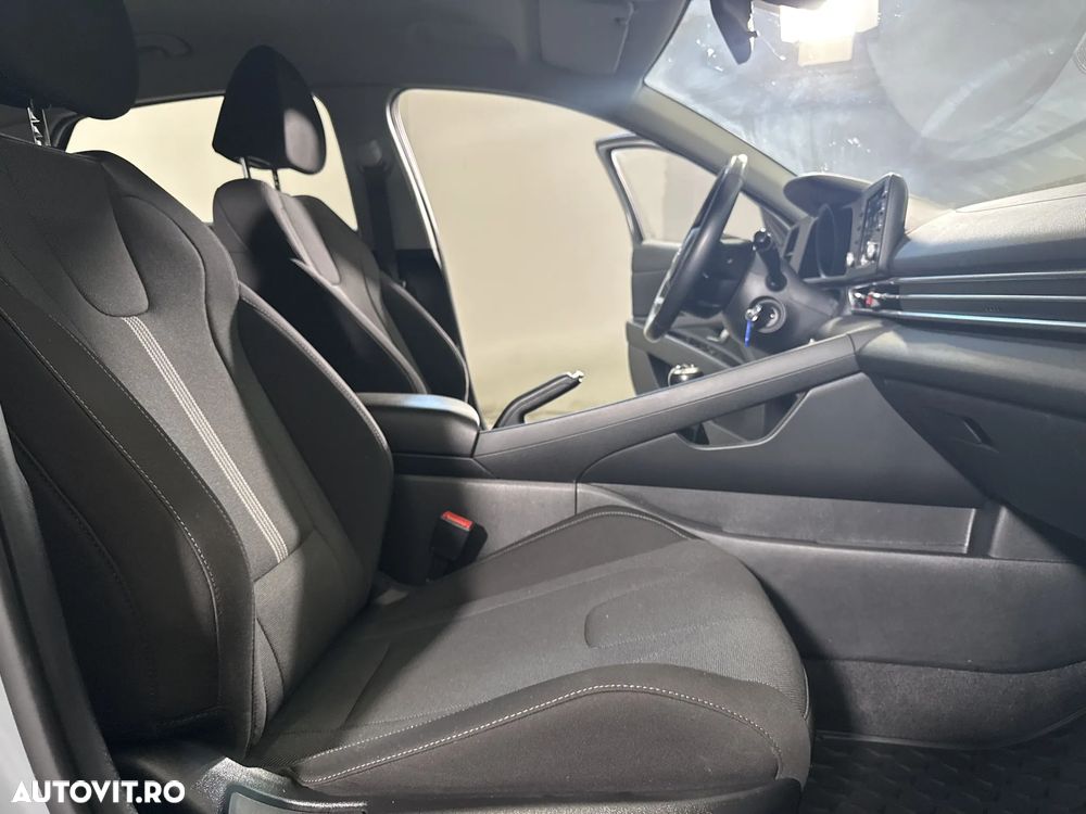Hyundai Elantra - 12