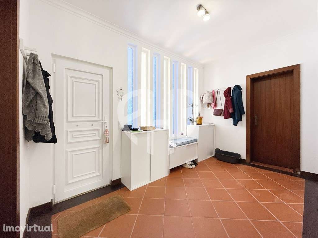 Moradia Geminanda 3 Pisos com garagem, varanda e espaço exterior em... - Grande imagem: 5/60